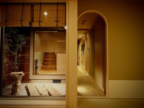 京都Ishibekoji Muan的门,享有走廊的景色