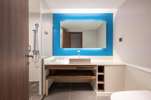 辛集辛集中心智选假日酒店的一间带水槽和镜子的浴室