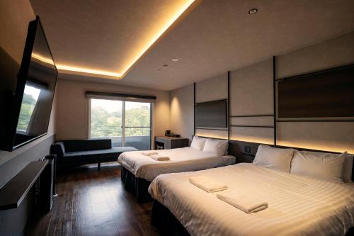 札幌Hotel Ten to Ten的酒店客房设有两张床和电视。