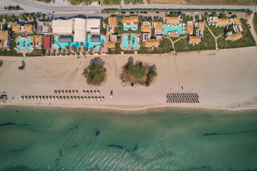 帕拉利亚卡泰里尼斯Mediterranean Village Hotel & Spa的享有海滩的空中景致,设有房屋和海洋