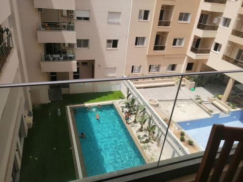 哈马马特Superbe appartement la Terrasse Hammamet Nord Mrezga的大楼游泳池的顶部景色