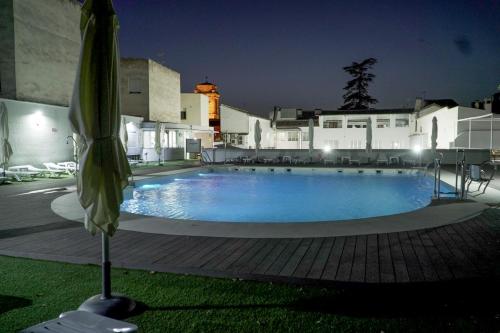 卡索拉阿尔贝格英特温卡索拉旅舍的夜间带遮阳伞的大型游泳池