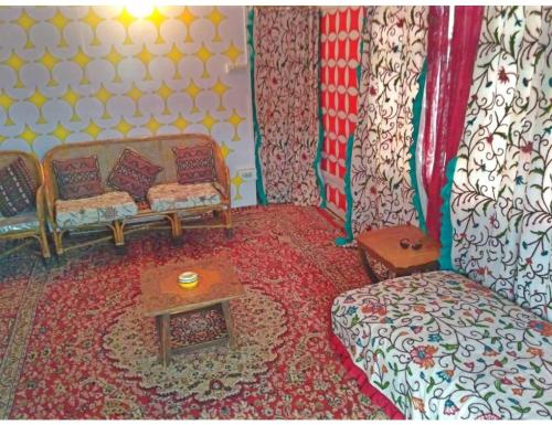 斯利那加Blue heaven House boat, Srinagar的客厅配有沙发和桌子