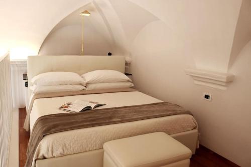 圣雷莫kaDevi piazza Bresca - pieno centro, parcheggio, bici的一间卧室配有一张带白色床头板的大床