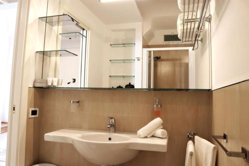 圣雷莫kaDevi piazza Bresca - pieno centro, parcheggio, bici的一间带水槽和镜子的浴室