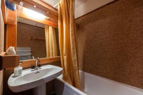 圣雷热雷梅累兹Equiria - 1 chambre - balcon的浴室配有盥洗盆、镜子和浴缸