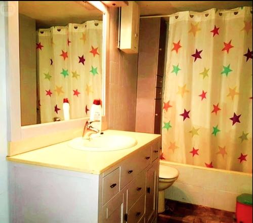 塞拉内华达Apartment de las Nieves的浴室设有水槽和星光淋浴帘