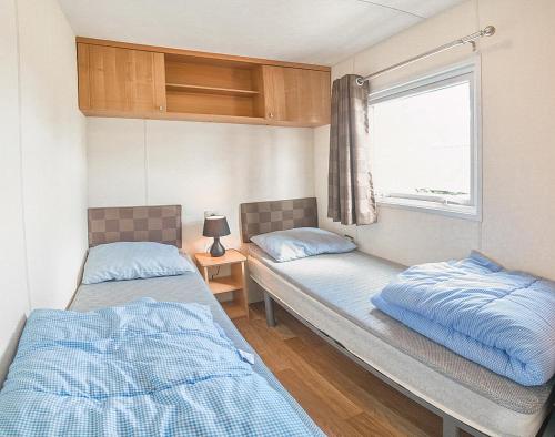 GamlebyKustCamp Gamleby的小型客房 - 带2张床和窗户