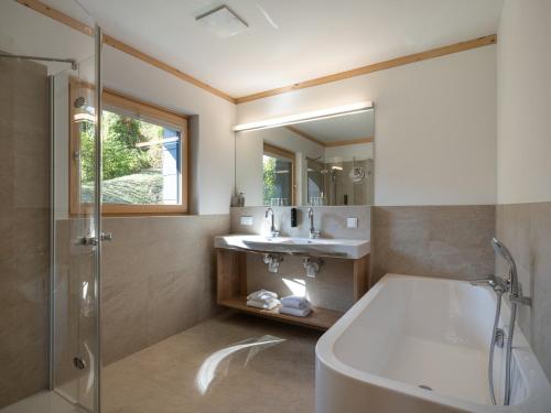 安嫩海姆Atelier Ronacher的带浴缸、水槽和镜子的浴室