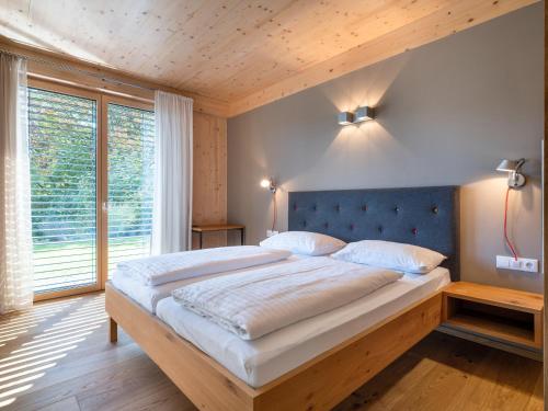 安嫩海姆Atelier Ronacher的一间卧室设有一张大床和一个大窗户