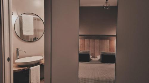 巴多利诺Bardoliners的一间带水槽和镜子的浴室