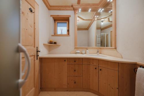 巴迪亚纳格勒住宅 - 贝拉瓦尔公寓的一间带水槽和镜子的浴室