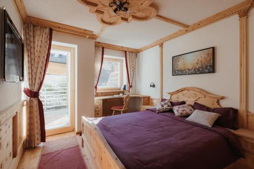 巴迪亚纳格勒住宅 - 贝拉瓦尔公寓的一间卧室设有一张大床和一个窗户。