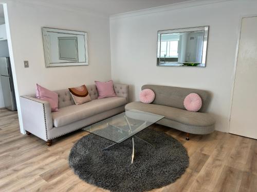 克罗纳拉Ocean Front Apartment的带沙发和咖啡桌的客厅