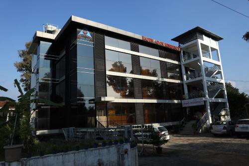 安加马尔伊Airport Cochin Grand Residency , NEDUMBASSERY的一座拥有许多窗户的大型建筑