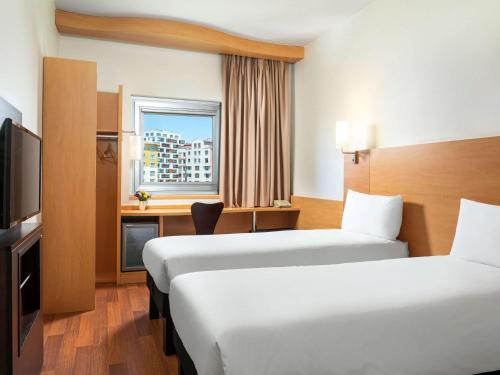 开塞利宜必思开塞利酒店的酒店客房设有两张床和窗户。