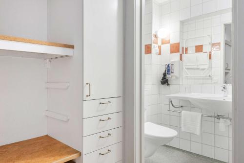 维斯比索尔姆贝斯特韦斯特酒店的白色的浴室设有水槽和卫生间。