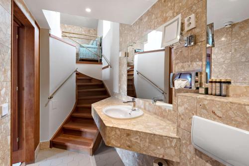 维斯比斯特兰德贝斯特韦斯特酒店的一间带水槽和楼梯的浴室