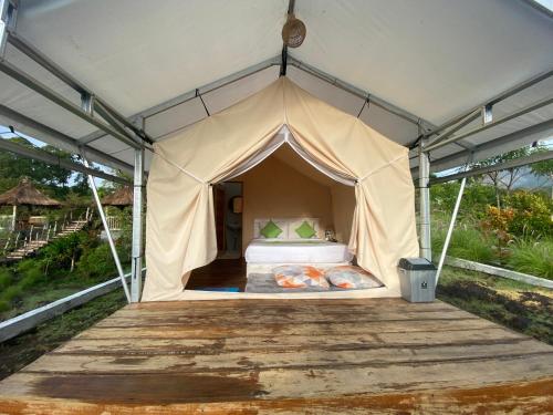 BangliRejeng Garden Camp的帐篷内的卧室,配有一张床