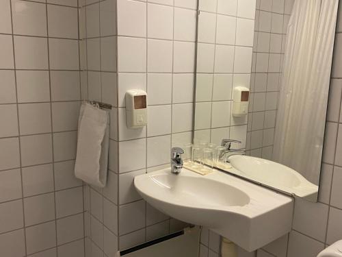 沃斯沃斯凡根公园酒店的白色的浴室设有水槽和镜子
