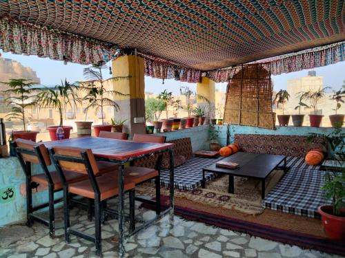 斋沙默尔Jaisalmer Tofu safari的天井配有桌椅和沙发。