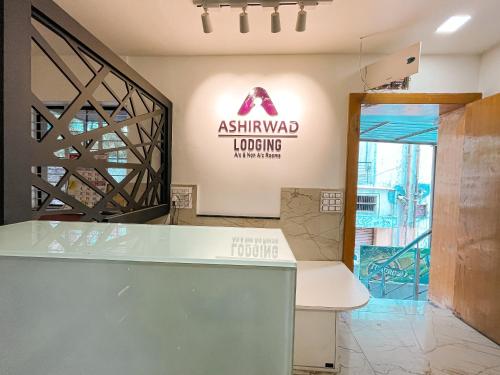 索拉普Hotel Ashirwad, Solapur的标有显示装载机械的标志的房间