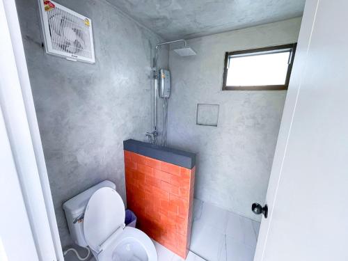 Ratchaburiธาราไลฟ์的一间带卫生间和窗户的小浴室