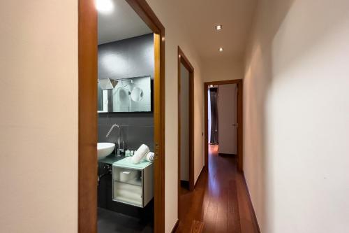 巴塞罗那Rent Top Apartments near Plaza de Catalunya的一间带水槽和镜子的浴室