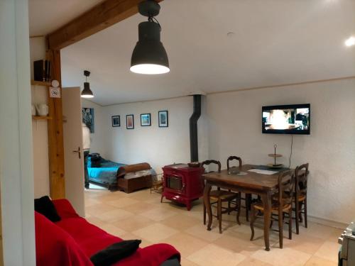 阿杜尔河畔艾尔appartement meublé sur la route de Compostelle !的客厅和带桌椅的用餐室