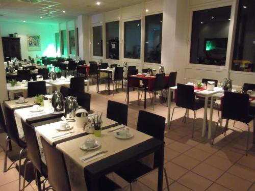 斯图加特斯图加特-维辛根商务酒店及公寓的餐厅内带桌椅的用餐室
