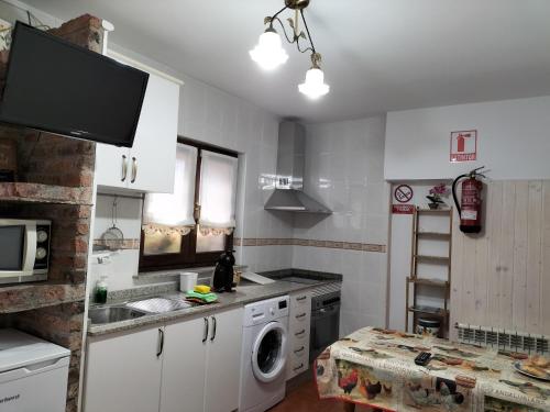 坎加斯-德奥尼斯V.V Casa Mones的厨房配有水槽和洗衣机