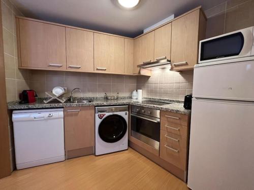 索尔德乌Apartamento Hasta 4 Pax con Terraza的厨房配有洗衣机和洗碗机。
