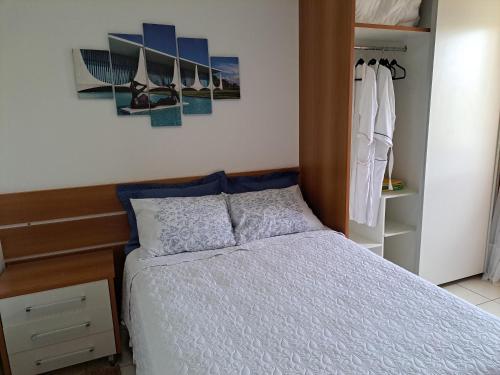 巴西利亚Life Resort Flat - Torre F - Beira do lago的一间卧室配有一张床和一个衣柜