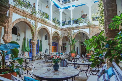 索维拉麦地那摩洛哥庭院酒店的大型客房配有桌椅和植物