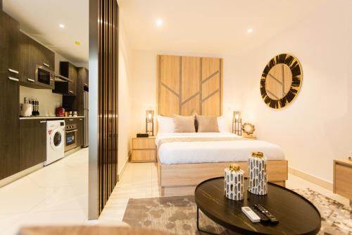阿克拉Accra Luxury Apartments @ The Lennox的一间卧室设有一张床和一间客厅。