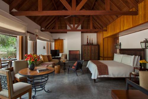 卡梅隆Carmelo Resort & Spa的一间卧室设有一张床和一间客厅。