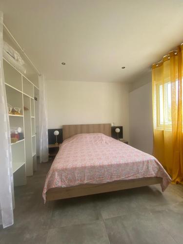 Les CocosLa Villa Day ****的一间卧室配有一张带粉色毯子的大床