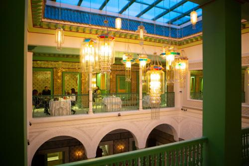 突尼斯Dar Dorra的大楼内的餐厅,配有吊灯和桌子