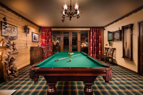 波罗维茨Villa Borovets Mountain & Luxury的台球室,带台球桌