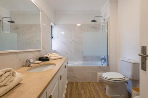 吉亚Salgados 1 Bedroom Apartment - 500m from the Beach的浴室配有盥洗盆、卫生间和浴缸。