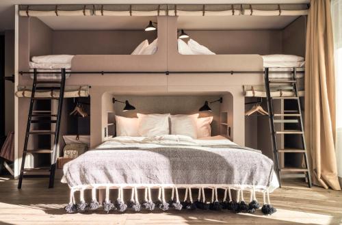 采尔马特Nomad by CERVO Mountain Resort的一间卧室配有两张双层床和枕头。