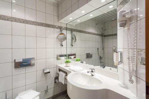 施瓦岑贝格诺伊施塔特霍夫酒店的白色的浴室设有水槽和镜子