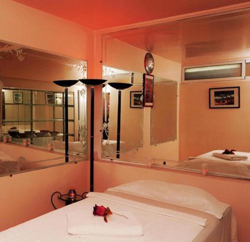 非斯佩尔拉酒店的一间卧室配有一张床和一面大镜子