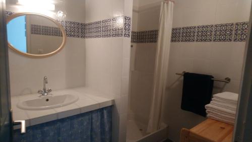 卡尔维Le Râteau Bavoir的一间带水槽、镜子和淋浴的浴室