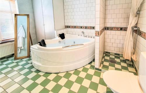 马尔默Awesome Home In Limhamn With House Sea View的浴室设有大浴缸,铺有瓷砖地板。