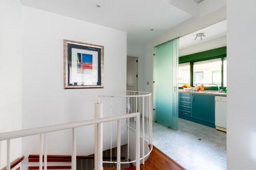 塞维利亚塞维利亚普尔塔赫雷斯站中央套房公寓的厨房里设有绿色和白色的墙壁,