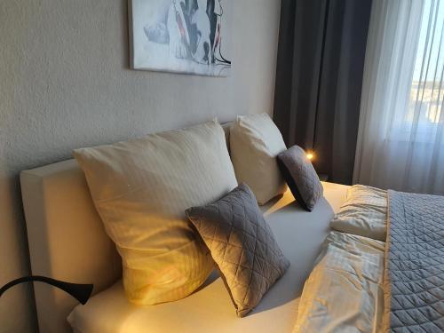 汉诺威LANE City Laatzen的卧室内的一张带枕头的床