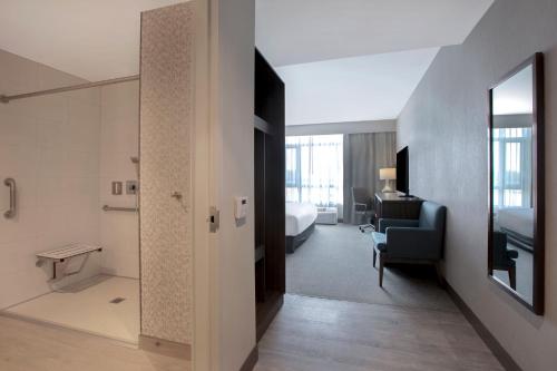 佩里港Great Blue Heron Hotel的一间酒店客房 - 带一张床和一间浴室