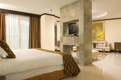 The Royal Corin Thermal Water Spa & Resort - Adults Only客房内的一张或多张床位