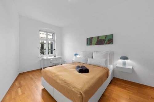 柏林Beautiful 80sqm Appartment in Berlin-Mitte的白色的卧室设有一张大床和一个窗户